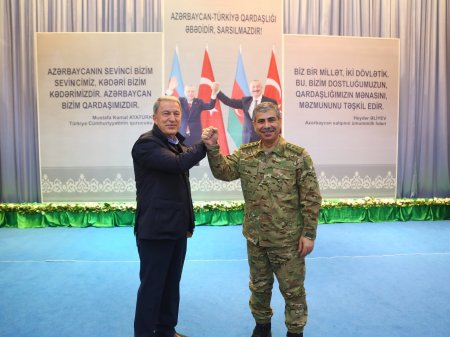 «Азербайджано-турецкое братство вечно и нерушимо!». Хулуси Акар прибыл в Баку 