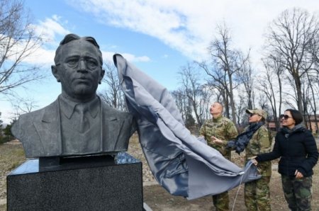 Памятники Узеиру Гаджибейли, Бюльбюлю и Натаван вернули в Шушу