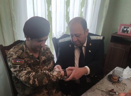 Прокурор подарил ветерану часы взамен тех, которые он потерял на поле боя вместе с рукой