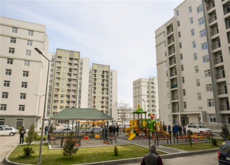 Жители Гянджи, чьи дома были разрушены в результате ракетных ударов Арменией, получили новые квартиры