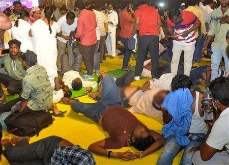 В Индии около ста человек пострадали при обрушении трибуны