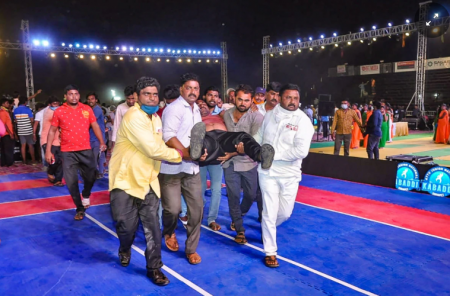 В Индии около ста человек пострадали при обрушении трибуны