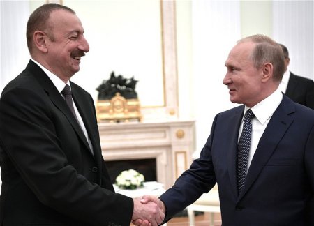 Ильхам Алиев поздравил Владимира Путина с Днем России
