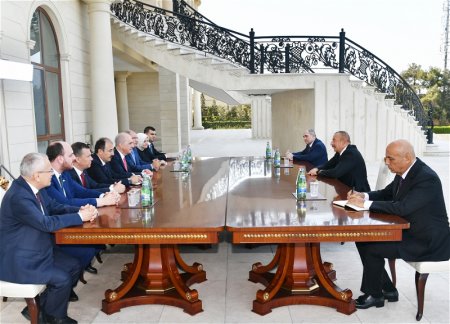 Ильхам Алиев принял делегацию во главе с первым зампредом правящей партии Турции