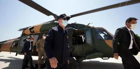 Экстренная посадка самолета с Хулуси Акаром на борту: столкнулся с птицей