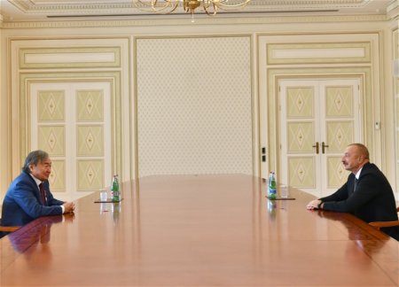 Ильхам Алиев вручил Олжасу Сулейменову орден «Шараф» 