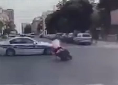 В Баку автомобиль Дорожной полиции столкнулся с мопедом