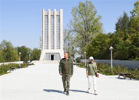 Ильхам Алиев и Мехрибан Алиева приняли участие в открытии Дней поэзии Вагифа в Шуше