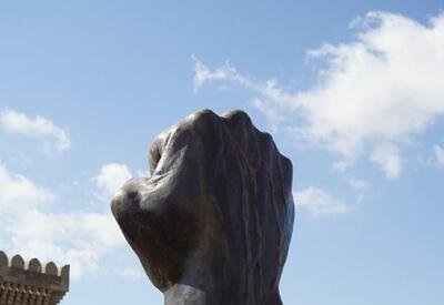 В Баку появилась статуя "Железный кулак"