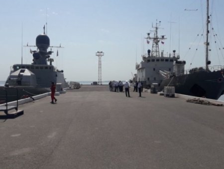 Российские военные корабли вошли в Бакинскую бухту