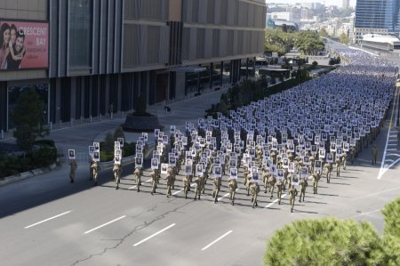 Президент Ильхам Алиев и первая леди Мехрибан Алиева приняли участие в шествии в память о погибших в Отечественной войне
