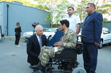 Азербайджанским ветеранам Отечественной войны подарили автомобили