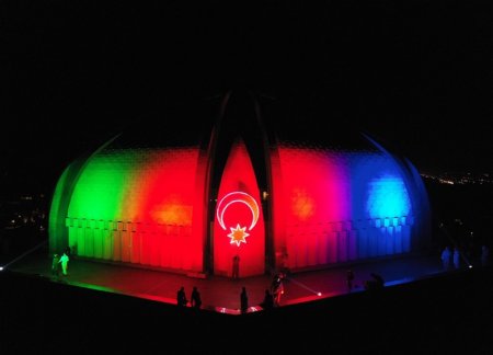 Пакистанский монумент освещен цветами азербайджанского флага 