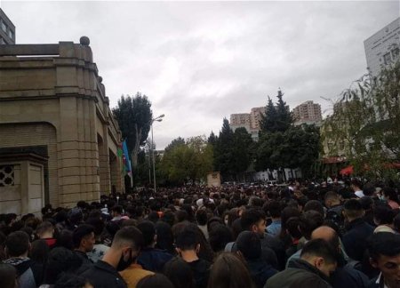 Проверки на ковид-паспорта вызвали огромные очереди в вузах Баку 