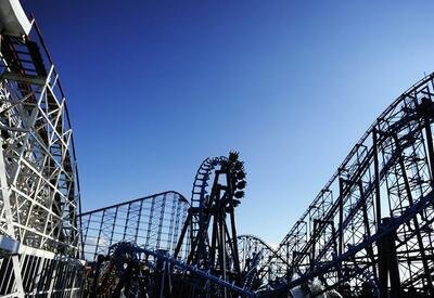 Посетители японского парка развлечений застряли на американских горках