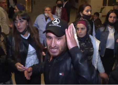 В Гобу родители учеников протестуют против трехсменного режима обучения 