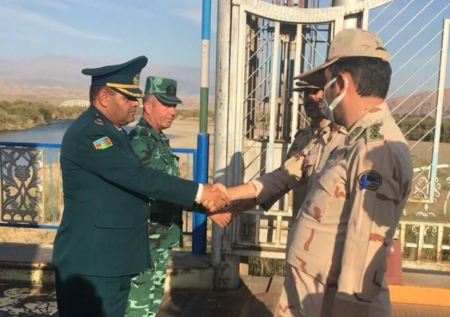 Азербайджан вернул Ирану двух заключенных