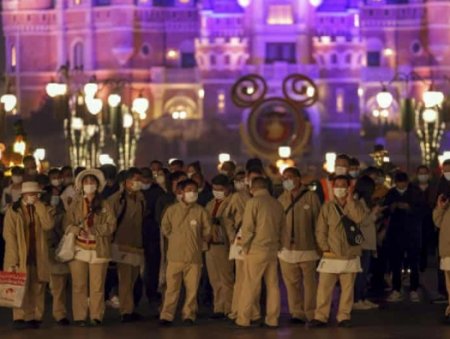 Китай закрыл тысячи людей в Диснейленде 