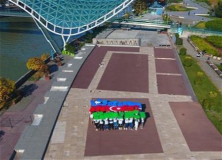 В Тбилиси прошел флешмоб, посвященный Дню Победы
