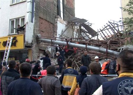 Из-под обрушившегося здания в Турции спасено 14 человек