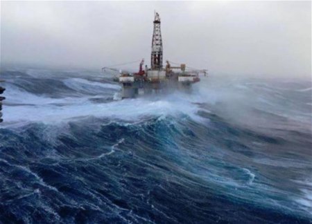 Высота волн на Каспии достигла 5,4 метра