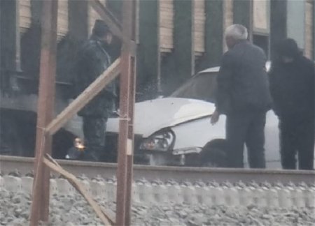 В Азербайджане машина заглохла на железной дороге