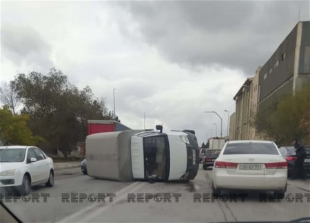 В Баку сильный ветер перевернул грузовой автомобиль