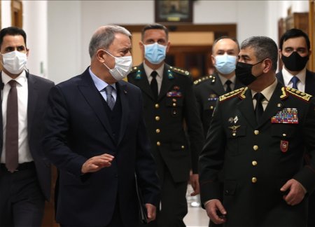 Закир Гасанов и Хулуси Акар обсудили вопросы оборонного сотрудничества