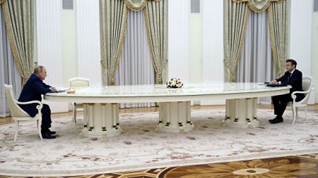 Макрона отделили от Путина столом из-за отказа сдать ПЦР