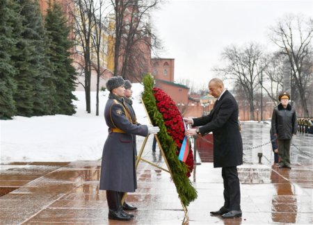 Ильхам Алиев посетил могилу Неизвестного солдата в Москве 