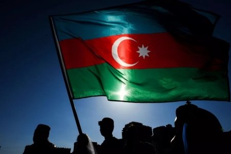 Над ходжалинским селом Фаррух взвился флаг Азербайджана Над ходжалинским селом Фаррух взвился флаг Азербайджана