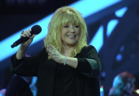 Алла Пугачева подтвердила отъезд из России и обратилась к хейтерам