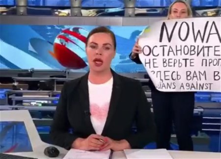 Девушке, ворвавшейся в студию программы «Время» с плакатом «Нет войне» , грозит административное дело 