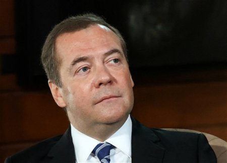 Медведев: Коллапса в экономике России не будет