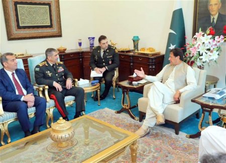 Премьер-министр Пакистана принял министра обороны Азербайджана