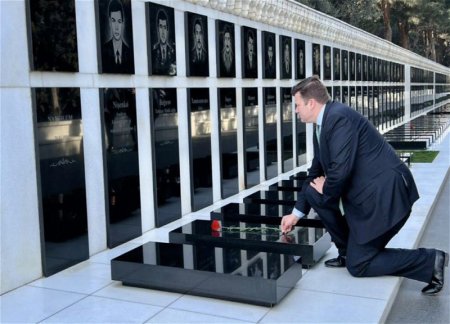 Джеймс Хиппи в Баку почтил память отдавших свои жизни за независимость Азербайджана 