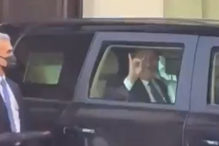 Чавушоглу улыбнулся и показал жест «Серых волков» недовольным армянам Чавушоглу улыбнулся и показал жест «Серых волков» недовольным армянам