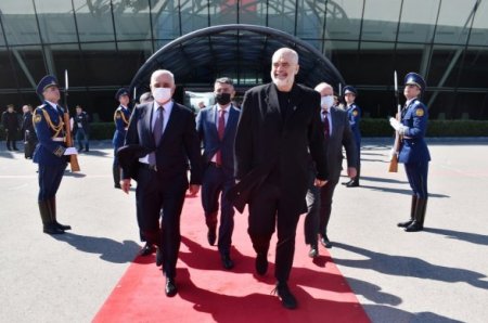 Прибывшего накануне в Азербайджан премьера Албании сняли с рейса в Германии 