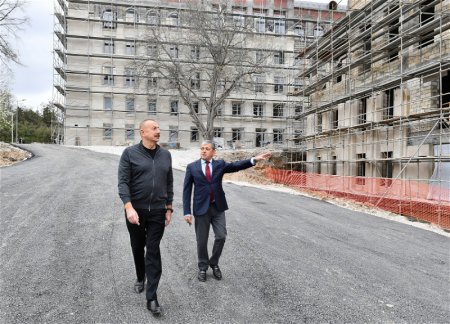 Президент ознакомился с капремонтом административного здания и строительством конференц-зала в Шуше