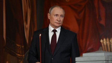 Путин посетил пасхальную службу в храме Христа Спасителя в Москве