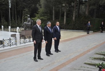 Генеральный секретарь Всемирной туристской организации посетил могилу великого лидера Гейдара Алиева Генеральный секретарь Всемирной туристской организации посетил могилу великого лидера Гейдара Алиева