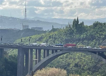В Иреване продолжаются протесты: Перекрыт Киевский мост