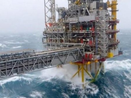 SOCAR эвакуировала сотрудников из-за непогоды