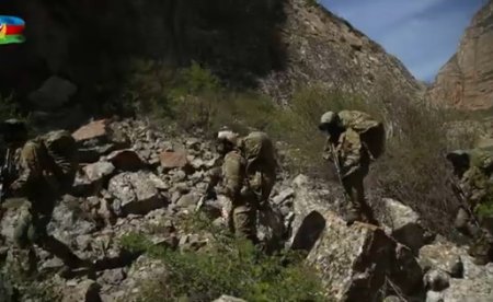 Азербайджанский спецназ проводит учения