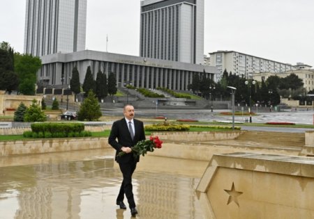 Ильхам Алиев посетил могилу Ази Асланова