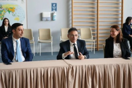 Мадат Гулиев наградил гимнасток сборной Азербайджана