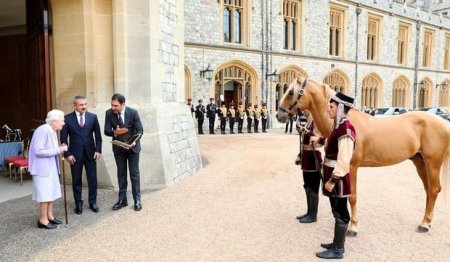 Королеве Великобритании Елизавете II был преподнесен подарок от Президента Ильхама Алиева 