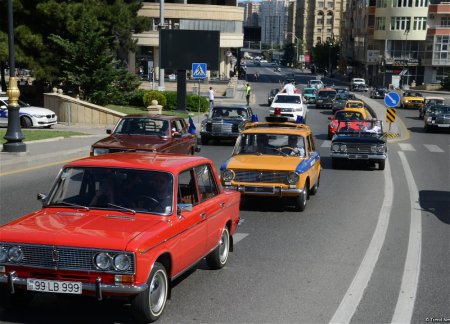 В Баку прошел автопробег классических автомобилей