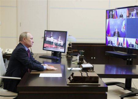 Путин провел оперативное совещание с Совбезом 