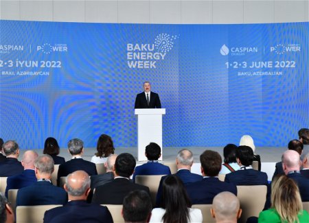 Ильхам Алиев участвует в открытии 27-й Международной выставки «Нефть и газ Каспия»